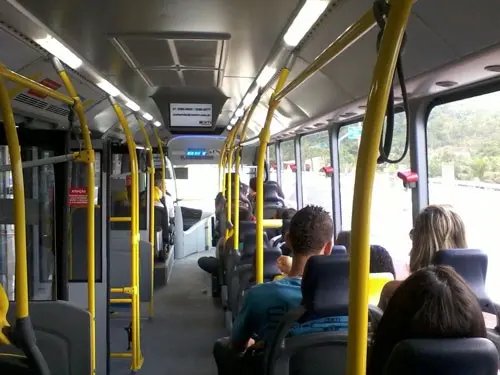 Mulher tem dinheiro e folhas de cheque furtados em ônibus
