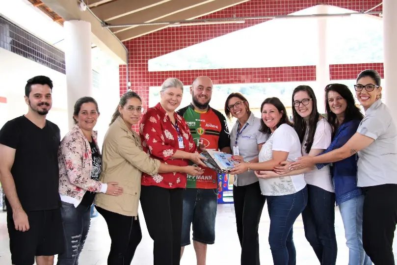 Unifebe entrega livros para o CMEI Clara Maria Furtado
