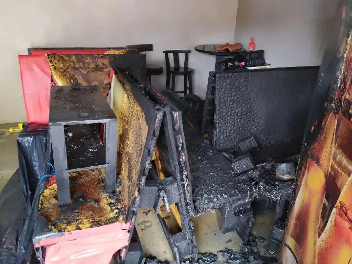 Garagem de resid&ecirc;ncia &eacute; danificada por inc&ecirc;ndio, em Brusque
