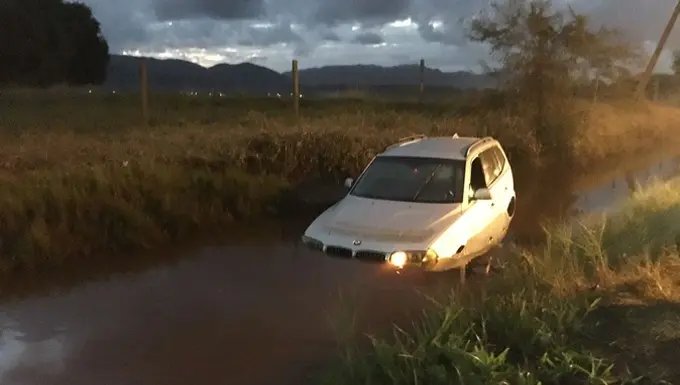 Veículo de Brusque cai dentro de rio em Tijucas
