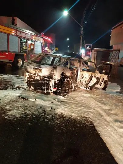 Carro fica destru&iacute;do por inc&ecirc;ndio em Brusque