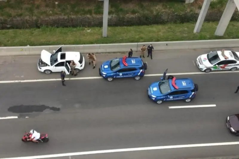 Ladr&atilde;o foge com carro roubado e beb&ecirc; de um ano na cadeirinha