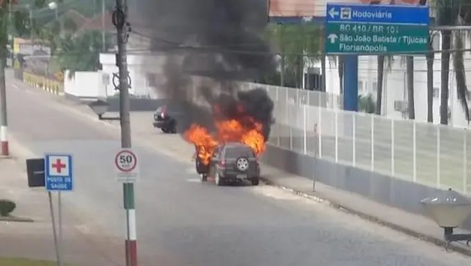 Bombeiros combatem inc&ecirc;ndio em ve&iacute;culo no centro de Nova Trento
