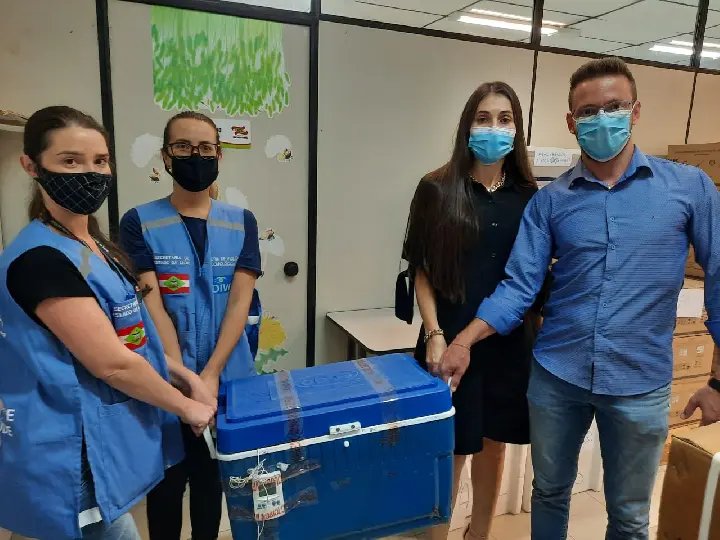 (V&Iacute;DEO) Equipe da Secretaria de Sa&uacute;de de Brusque busca vacinas em Blumenau (SC) 