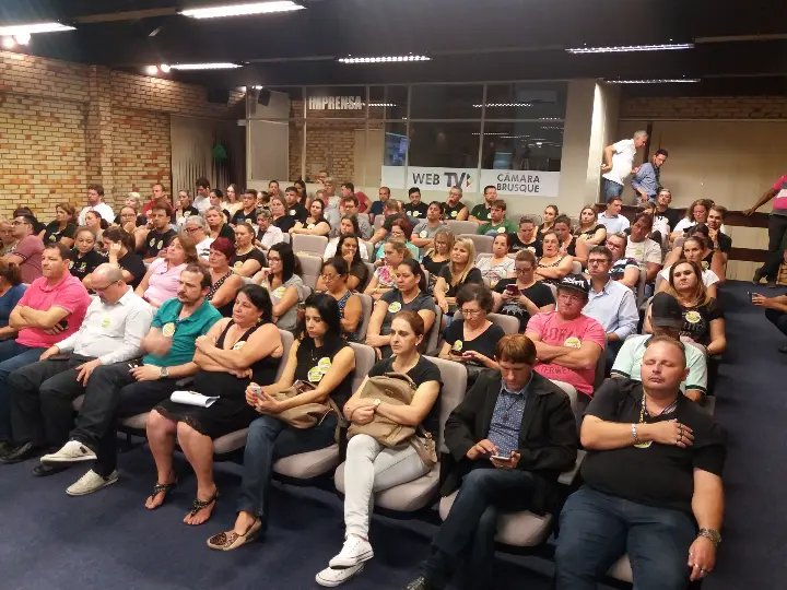 Servidores ocupam espaços fora e dentro da Câmara