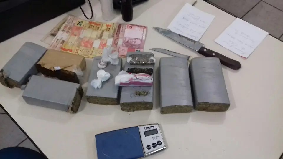 Usuários entregam suspeito de tráfico no bairro Limeira