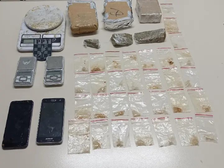 T&aacute;tico prende dois homens por tr&aacute;fico em Brusque