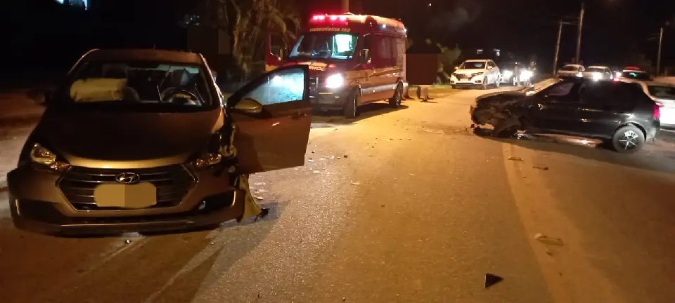 Colis&atilde;o entre carros deixa feridos no bairro Lageado Baixo