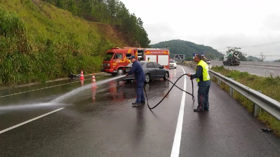 Motorista perde controle de ve&iacute;culo e sai da pista na Ant&ocirc;nio Heil