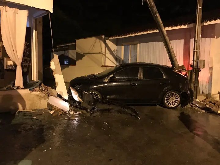 Carro colide contra estabelecimento comercial e residência, no Santa Rita