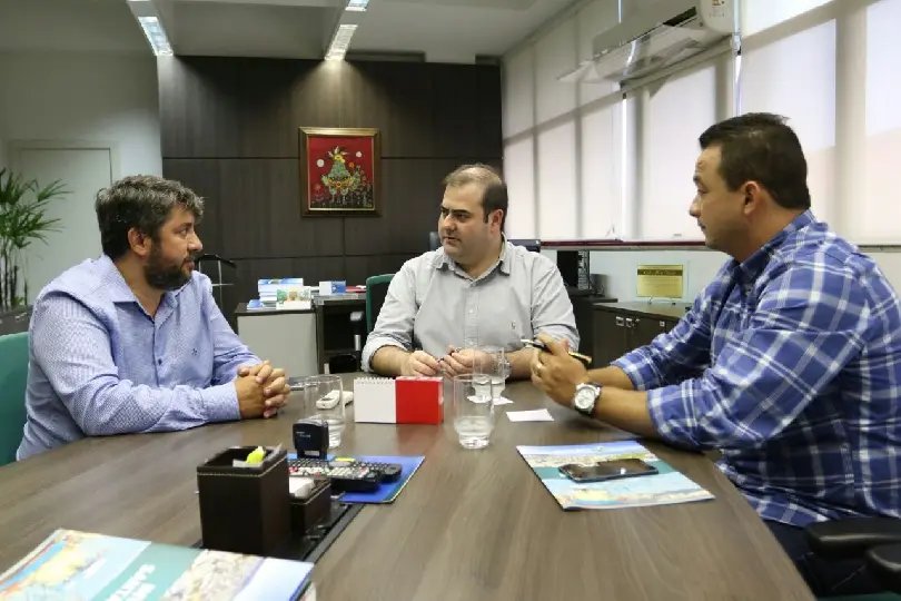 Vereador entrega reivindicações a secretário de estado