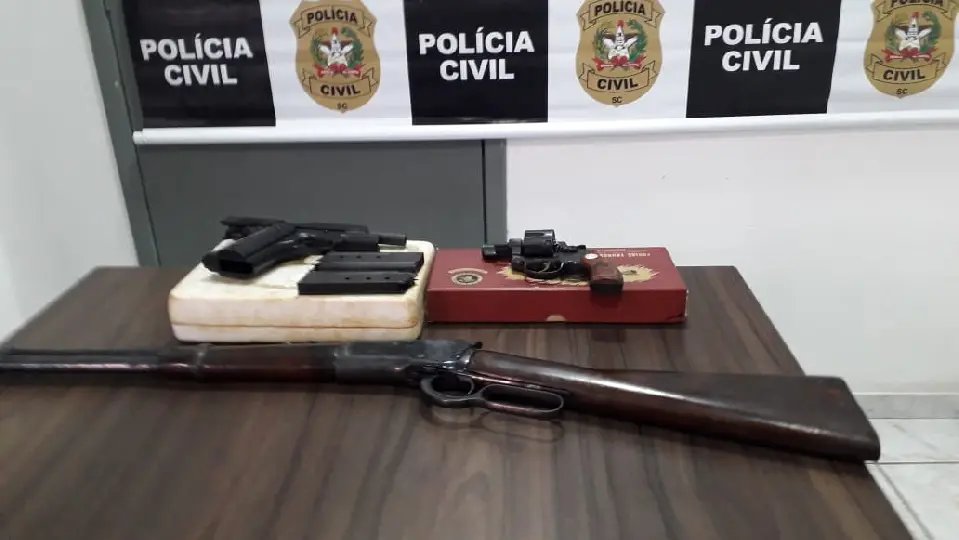 Pol&iacute;cia apreende armas, muni&ccedil;&otilde;es e realiza pris&otilde;es 