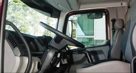 Celular e dinheiro são levados de dentro de caminhão
