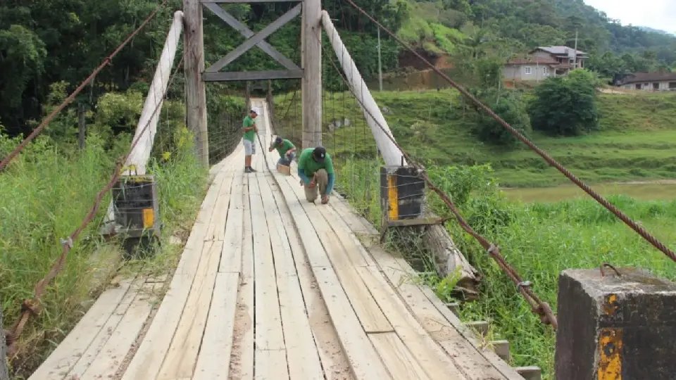 Prefeituras de Brusque e Guabiruba realizam melhorias na Ponte da Cristalina 