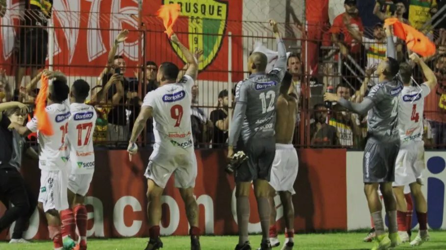Em busca da ta&ccedil;a, marreco embarca para Recife
