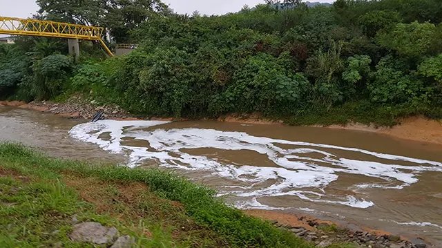 Espuma no Rio Itaja&iacute;-Mirim