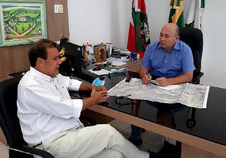 Secret&aacute;rio de Sa&uacute;de apresenta plano de vacina&ccedil;&atilde;o ao prefeito Ari Vequi