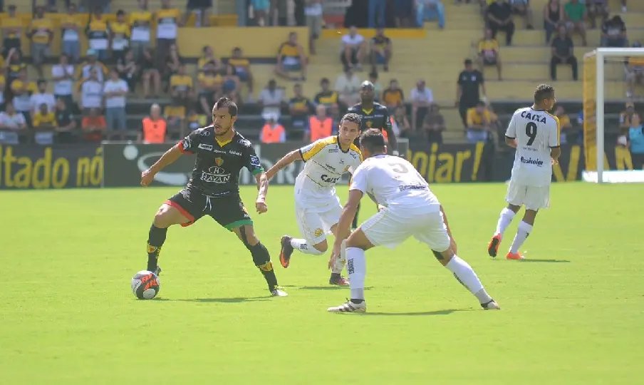 Mineiro sofre lesão no joelho e fica fora por seis meses