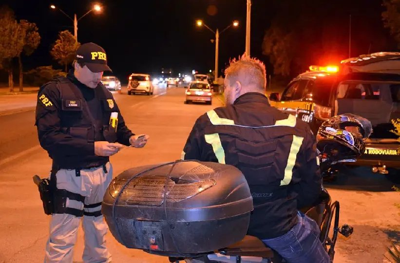 Fiscaliza&ccedil;&atilde;o noturna flagra condutores embriagados e outros crimes
