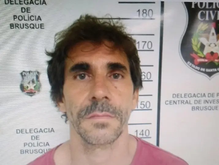 Acusado de golpes de facão é conduzido para a DP