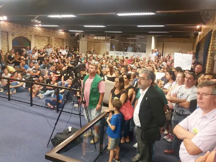 Funcionários públicos lotam dependências da Câmara em protesto