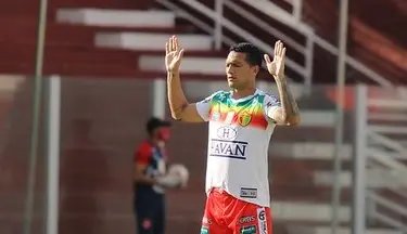 Thiago Alagoano comemora boa fase com a camisa do Quadricolor