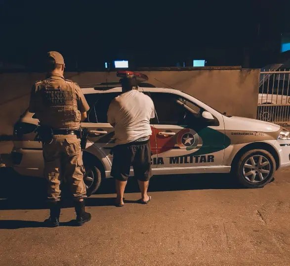 PM prende acusado de tr&aacute;fico de drogas no bairro Limeira