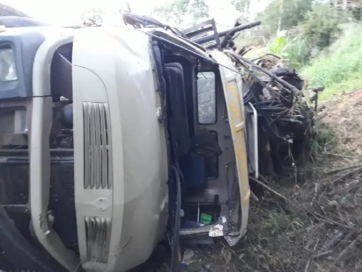 Caminh&atilde;o desgovernado tomba na rodovia Pedro Mer&iacute;sio