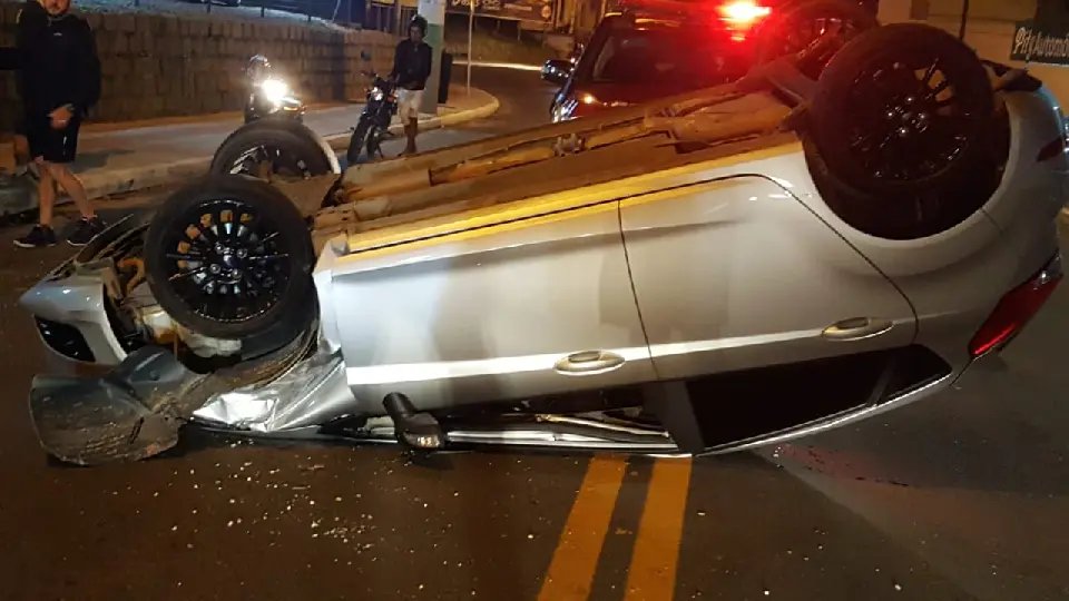 Ve&iacute;culo capota na r&oacute;tula do Santa Rita