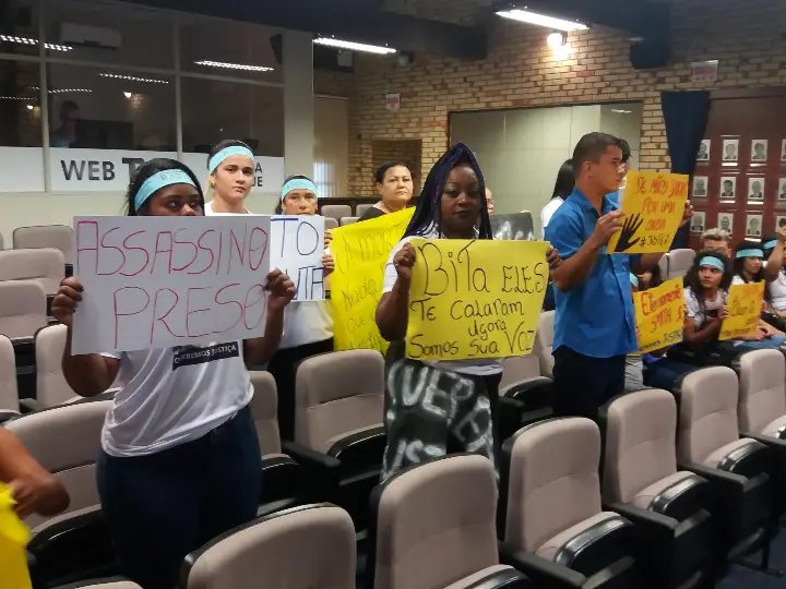 Manifestantes pediram justi&ccedil;a durante a sess&atilde;o da C&acirc;mara