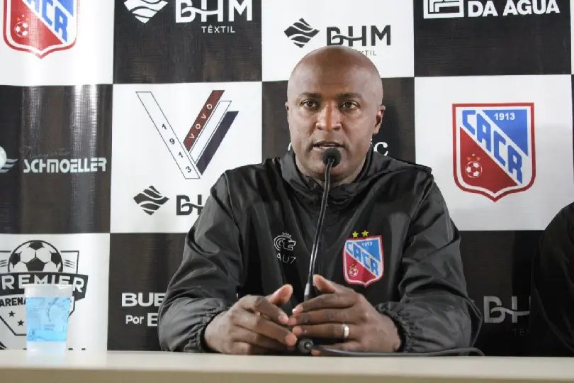 Carlos Renaux demite o t&eacute;cnico Reinaldo Oliveira