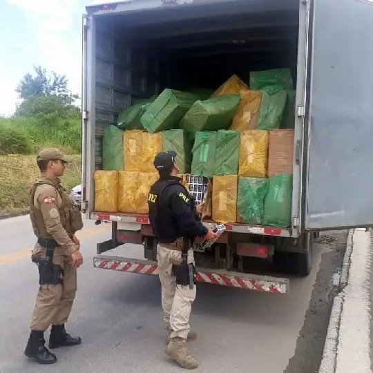 A&ccedil;&atilde;o conjunta PRF e PM apreende carga de cigarro contrabandeada avaliada em R$ 210 mil, em Brusque
