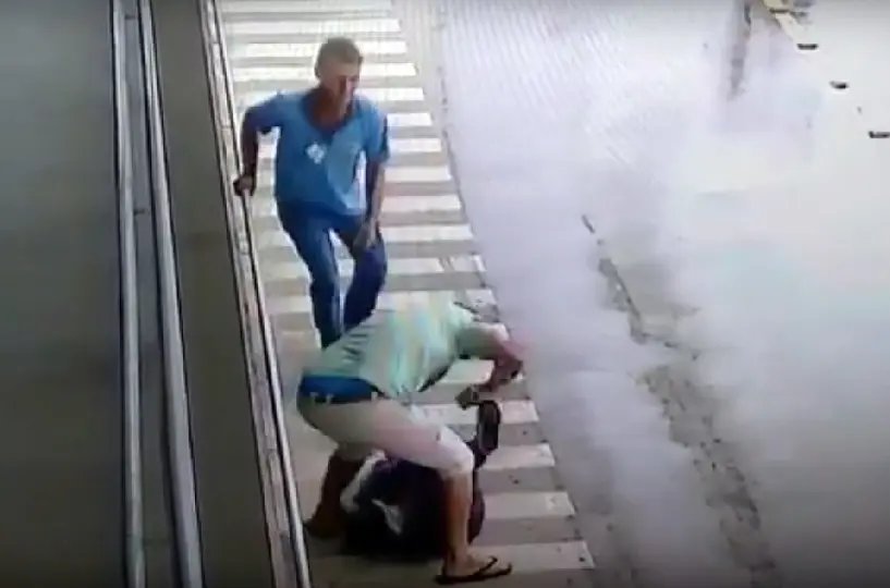 Vídeo mostra homem esfaqueando ex-companheira no norte de SC 
