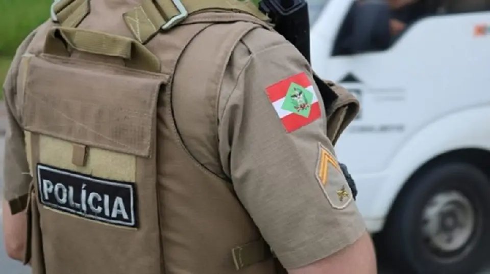 Homem abaixa as cal&ccedil;as e chama mulher que passava na rua