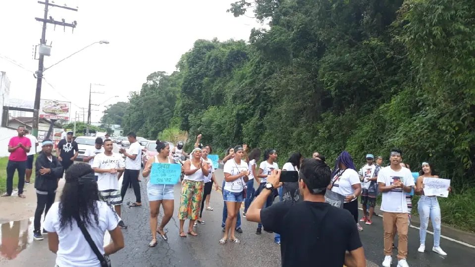 Populares fecham rodovia em protesto contra a liberdade de suspeito de homic&iacute;dio