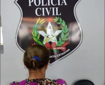 Pol&iacute;cia prende mulher e amante por tramarem a morte do marido
