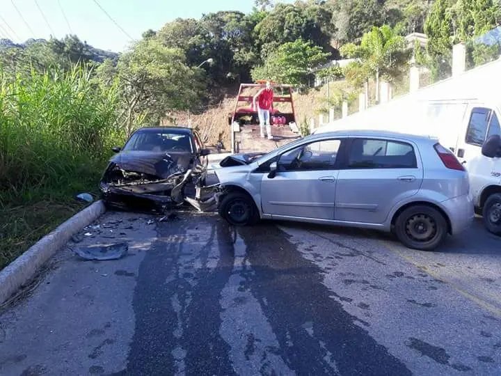 Motorista bate carro e abandona local 
