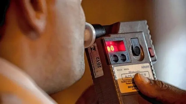 Embriagado e sem habilita&ccedil;&atilde;o homem se envolve em acidente 