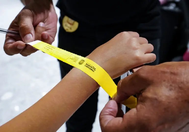 Pol&iacute;cia Civil amplia distribui&ccedil;&atilde;o de pulseirinhas para identificar crian&ccedil;as