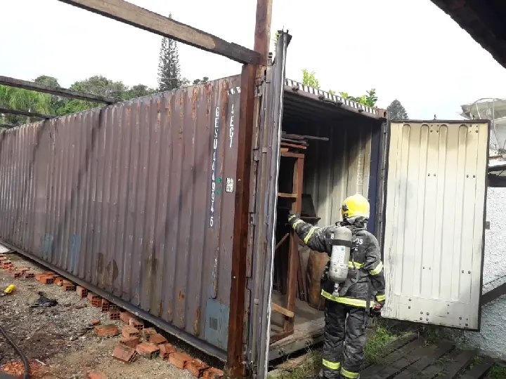 Bombeiros registram inc&ecirc;ndio em cont&ecirc;iner no Maluche