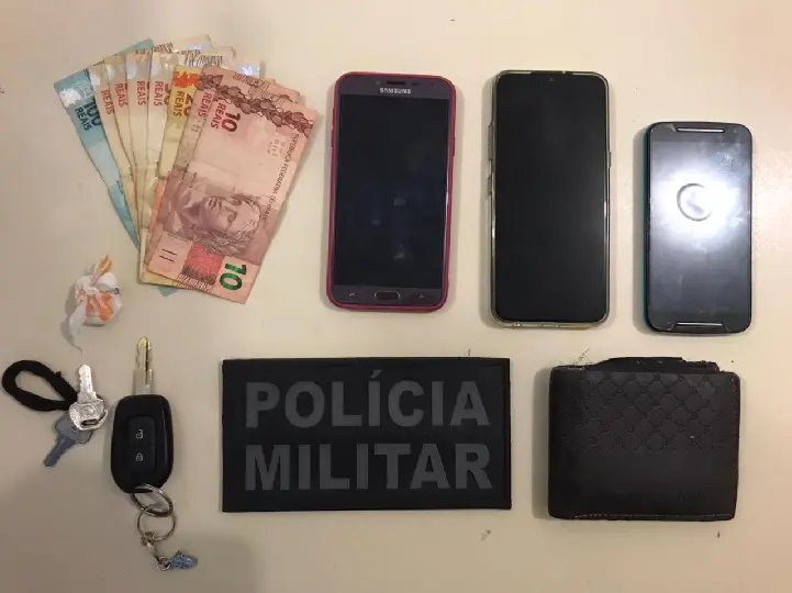 Homem furta dois celulares e vende por drogas para motorista de aplicativo, em Brusque