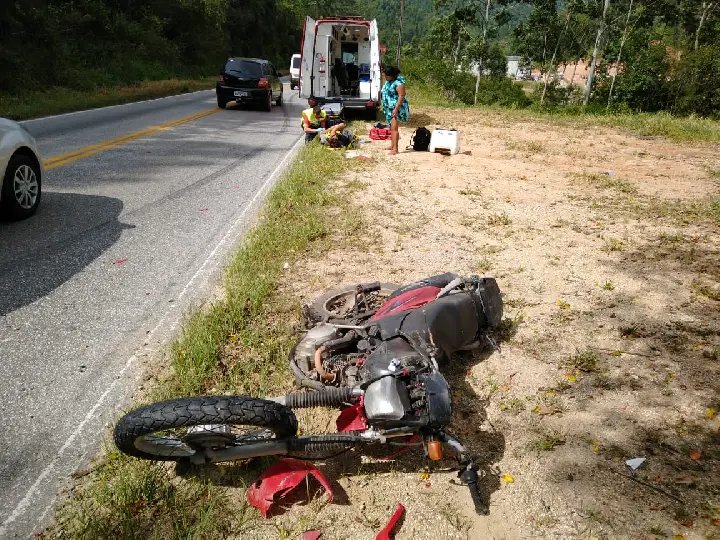 Motociclista &eacute; conduzido ao hospital ap&oacute;s se envolver em acidente na rodovia