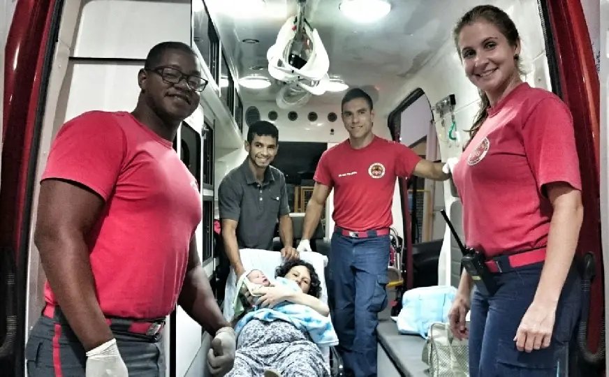 Bombeiros auxliliam mãe no parto de bebê