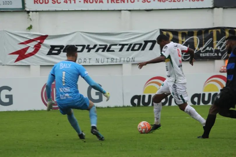 Brusque FC treina nesta ter&ccedil;a para o confronto contra o Ava&iacute;
