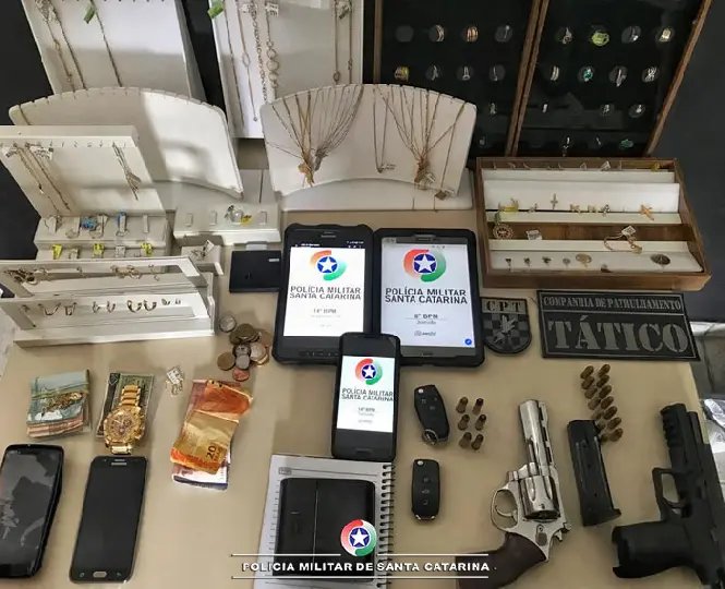 Opera&ccedil;&atilde;o policial em Itaja&iacute; prende ladr&otilde;es de relojoaria