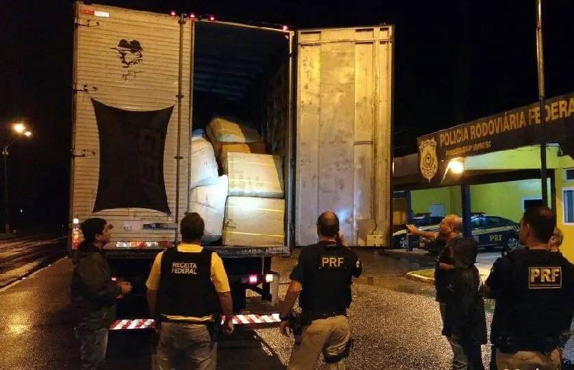 Ação conjunta PRF e Receita apreende caminhão de Brusque por crime de descaminho na BR-101