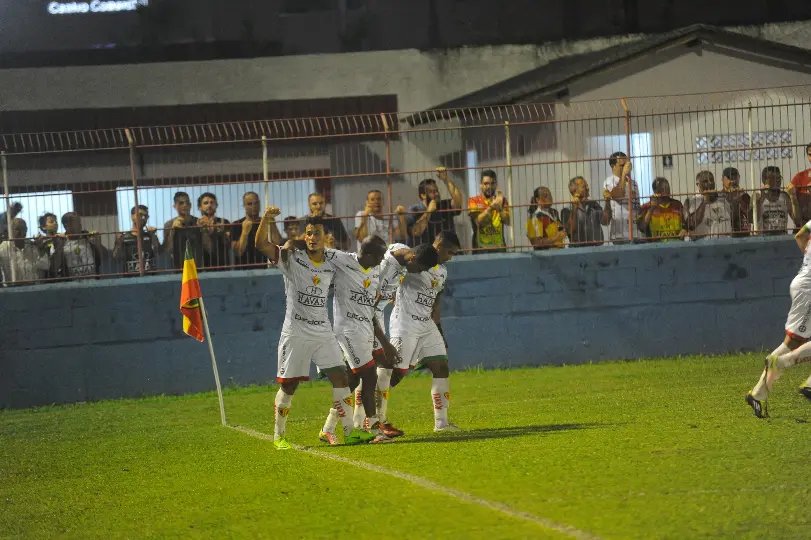 Brusque vira e vence Metropolitano com dois de Belusso