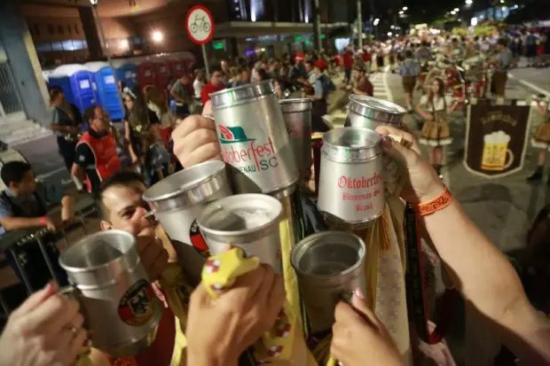 Eventos com recursos p&uacute;blicos dever&atilde;o vender cerveja artesanal catarinense