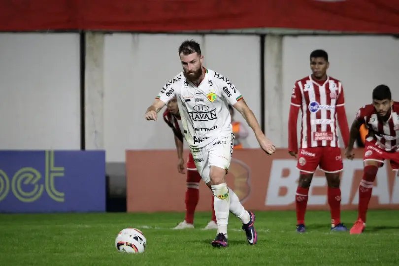 Sob vaias da torcida, Brusque perde em casa para N&aacute;utico 