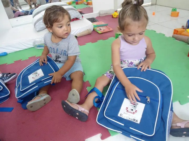 Prefeitura de Guabiruba entrega mochilas para alunos da rede municipal